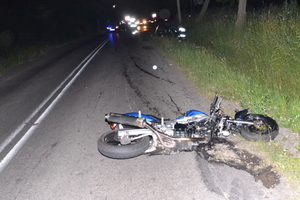 Uszkodzony motocykl marki Suzuki na miejscu zdarzenia