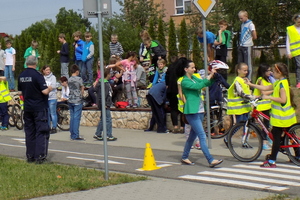 Uczestnik turnieju rowerowego na terenie miasteczka ruchu drogowego