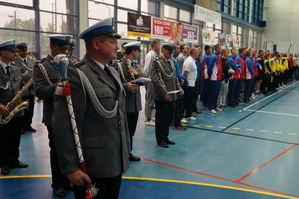 Uroczyste rozpoczęcie Mistrzostw Polski Policji w Piłce Siatkowej. Zdjęcie policyjnej orkiestry i zawodników