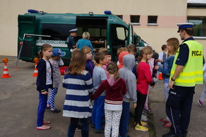 Dzieci z policjantem przed radiowozem  Inspekcji Transportu Drogowego