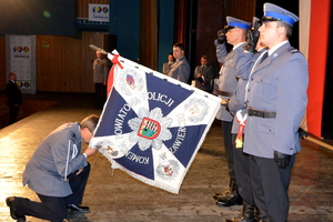 Przywitanie ze sztandarem  obejmującego stanowisko Komendanta  Powiatowego Policji w Zawierciu młodszego inspektora Ryszarda Skowrońskiego.