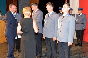 Burmistrz Łaz Maciej Kaczyński wręcza wyróżnienia dla trzech funkcjonariuszy z Komisariatu Policji w Łazach.