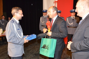 Burmistrz Ogrodzieńca Andrzej Mikulski wręcza na ręce komendanta młodszego inspektora Ryszarda Skowrońskiego urządzenie do wstępnego badania trzeźwości kierowców.