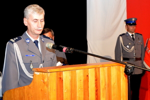 Zdjęcie przemawiającego młodszego inspektora Mariusza Huras pełniącego dotychczas  obowiązki Komendanta Powiatowego Policji w Zawierciu.