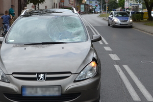 Stojący na ulicy samochód marki Peugeot 307, którym została potrącona 75-letnia piesza.