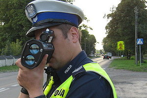 Policjant ruchu drogowego wykonujący pomiar prędkości