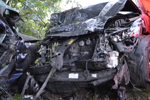 Uszkodzone pojazdy uczestniczące w tragicznym wypadku w Skarżycach