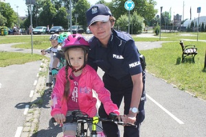 Policjantka i dziewczynka na rowerze