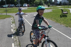 Dzieci jadące na rowerach