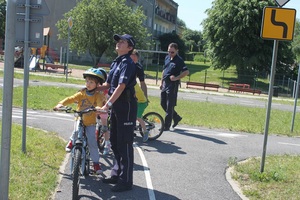 Policjanci z dziećmi na rowerach