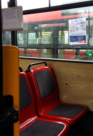 Plakat umieszczony na szybie autobusu