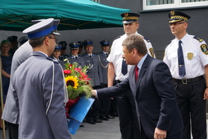 Prezydent Zawiercia przekazuje Komendantowi Powiatowemu Policji laserowe mierniki prędkości.