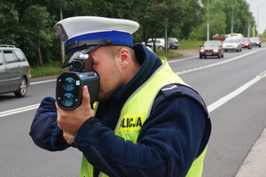 Policjanci z wydziału ruchu drogowego kontrolują prędkość samochodów za pomocą nowych laserowych mierników
