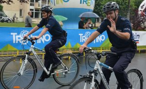 Policjanci jadą na rowerach