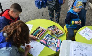 Dzieci malują kolorwanki