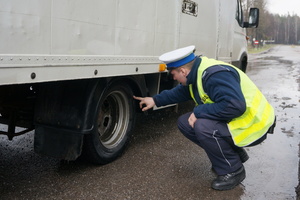 Policjanci w czasie kontroli ciężarówek
