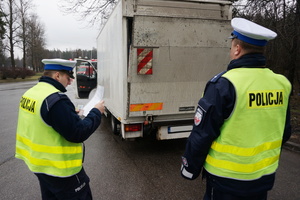 Policjanci sprawdzają mocowanie przewożonego ładunku