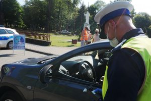 Widoczny Policjant podczas kontroli stanu trzeźwości kierowcy.