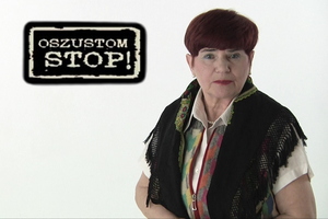 Na kolorowym zdjęciu widoczna seniorka. Po lewej stronie widniej napis: OSZUSTOM STOP!
