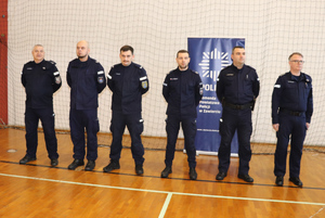 Na zdjęciu widoczni umundurowani policjanci. Pierwszy z lewej to Pierwszy Zastępca Komendanta Powiatowego Policji w  Zawierciu podinspektor Paweł Sobota.