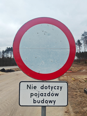 Znak ustawiony na terenie budowy obwodnicy.