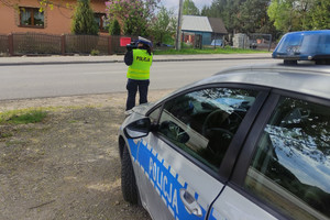 Na zdjęciu widoczna umundurowana policjantka, która mierzy prędkość.